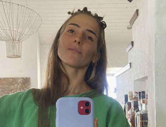 Ámbar de Benedictis marca tendencia con sus uñas de pies y manos en color azulino