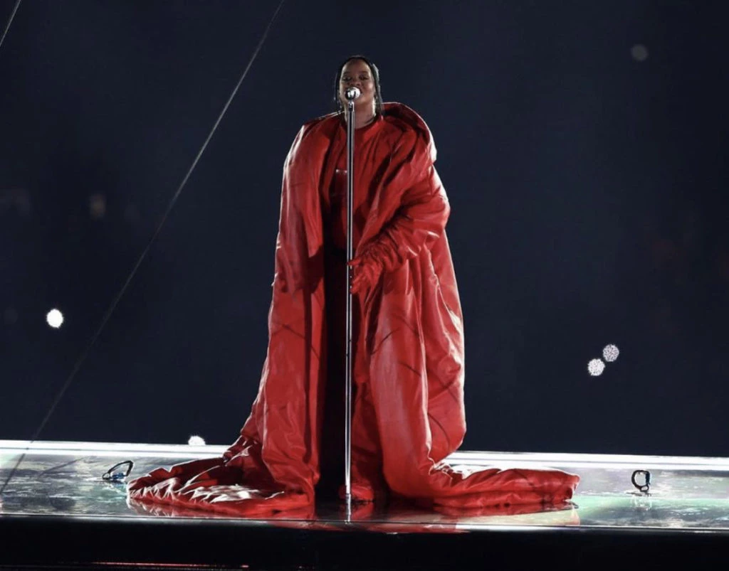 Alaïa creó el tapado rojo de Rihanna. Foto: Instagram.