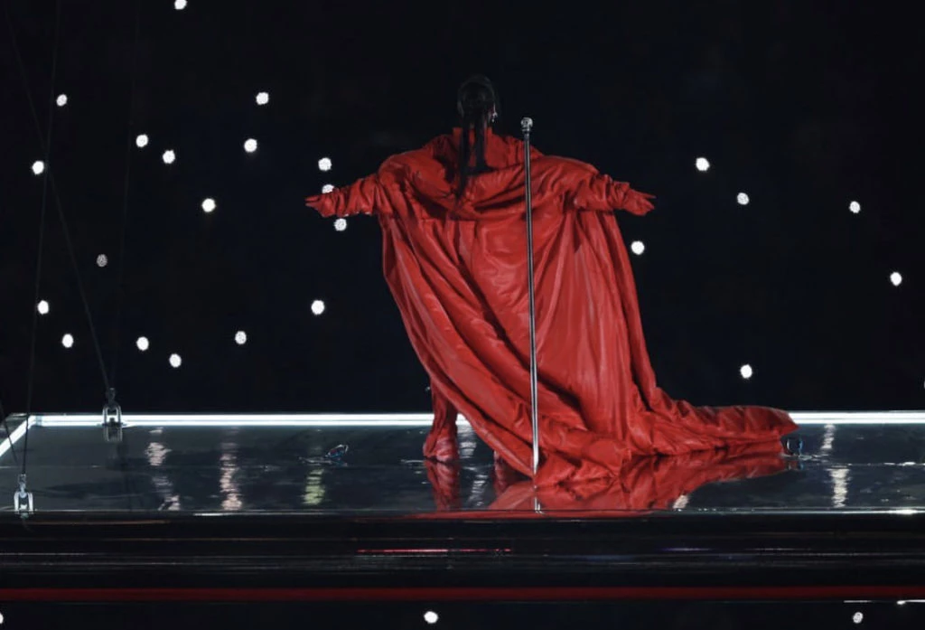 Alaïa creó el tapado rojo de Rihanna. Foto: Instagram.