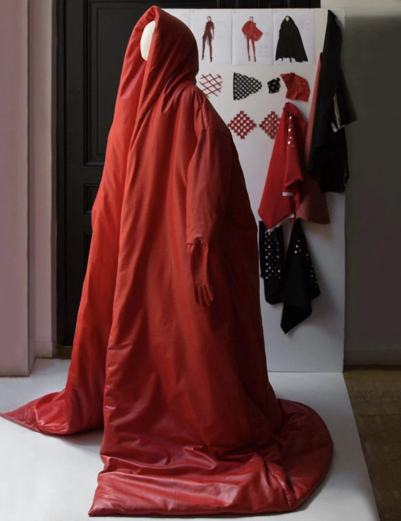 Alaïa creó el tapado rojo de Rihanna. Foto: Instagram.