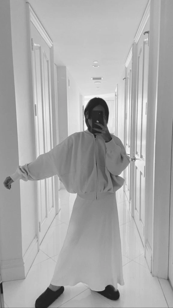 El look minimalista de Ámbar de Benedictis en Cartagena de Indias. Foto: Instagram.