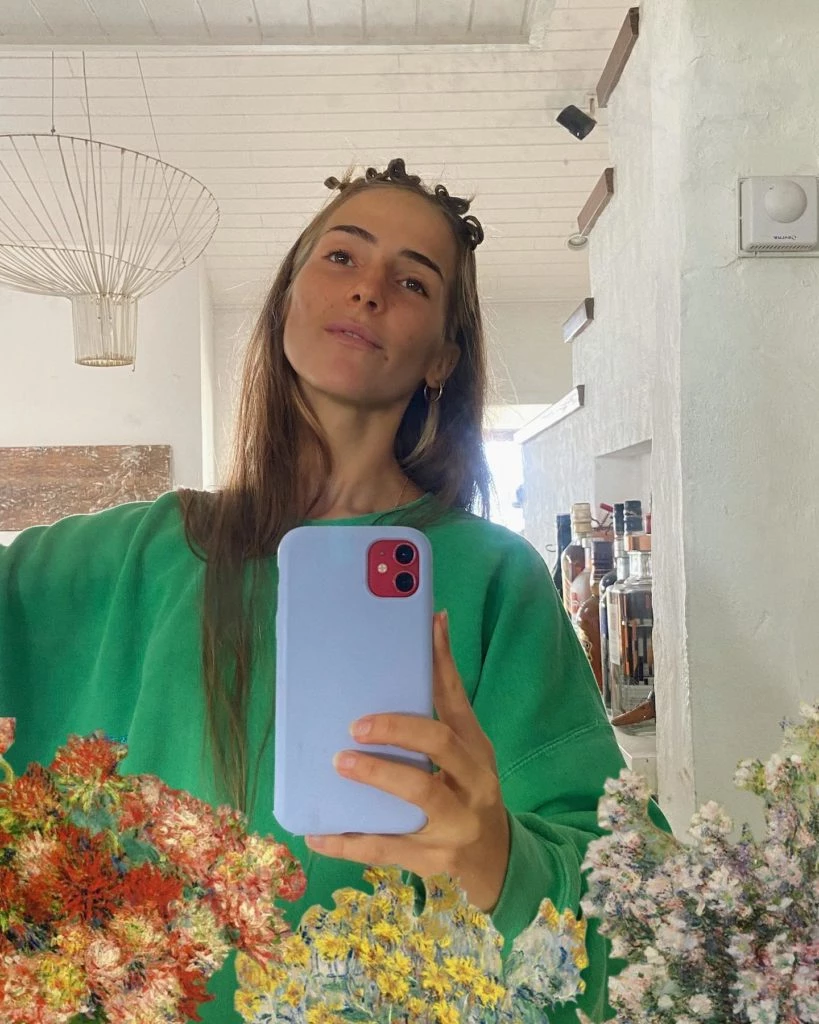 Ámbar de Benedictis lleva el peinado Y2K que es furor