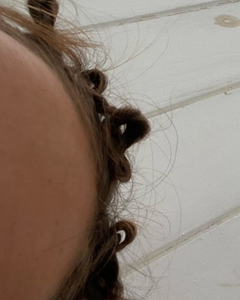 Ámbar de Benedictis lleva el peinado Y2K que es furor