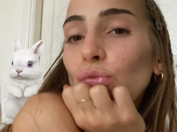 Ámbar de Benedictis lleva el peinado Y2K que es furor