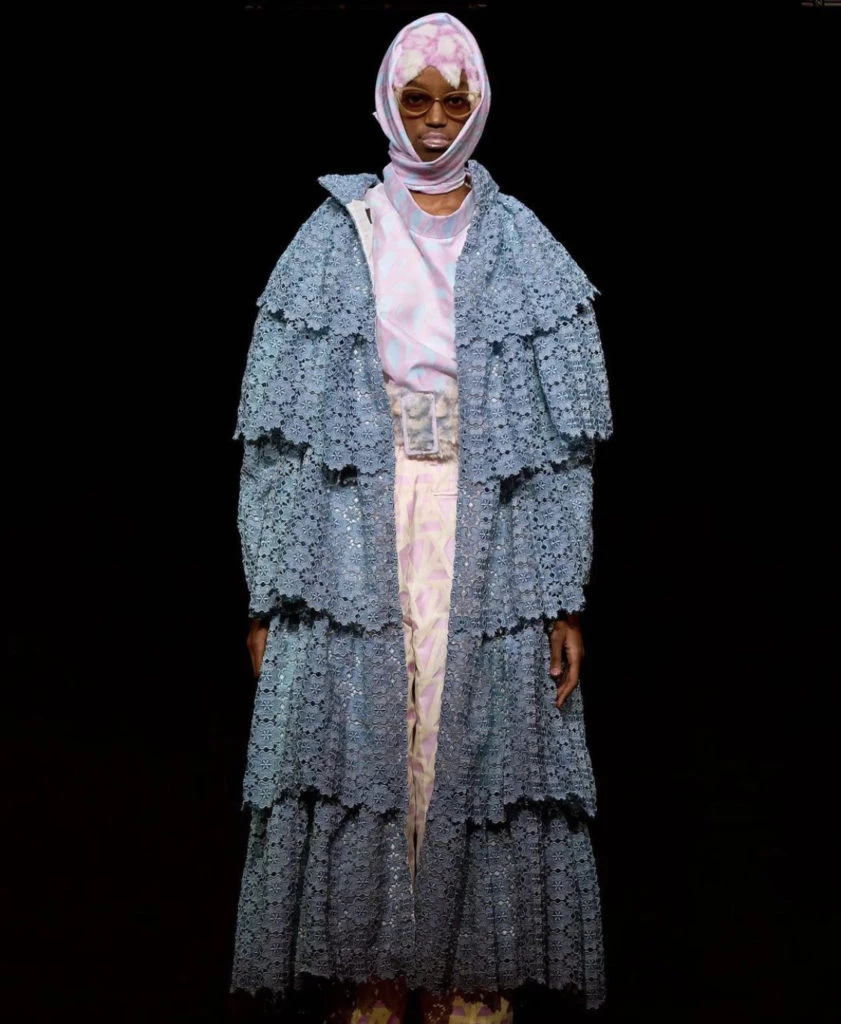 Anrealage presentó un original desfile en Paris. Foto: Instagram.