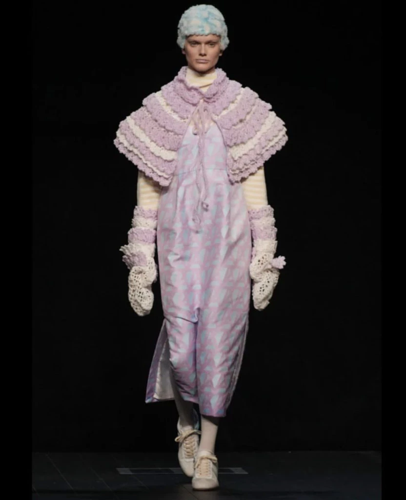 Anrealage presentó un original desfile en Paris. Foto: Instagram.