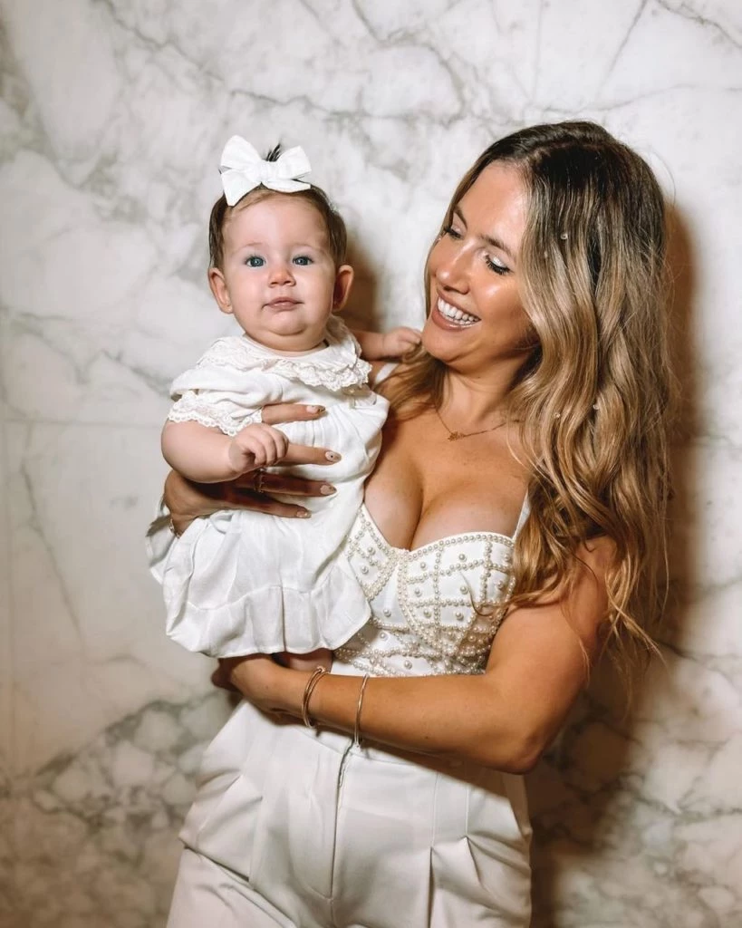 Arianna Pella peinada con moños