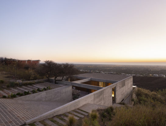 Así se construyó una casa con arquitectura de vanguardia al pie de las sierras cordobesas
