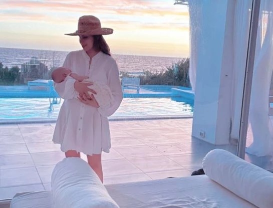 Los looks total white de Barby Franco y de Sarah para el primer viaje en avión de la bebita