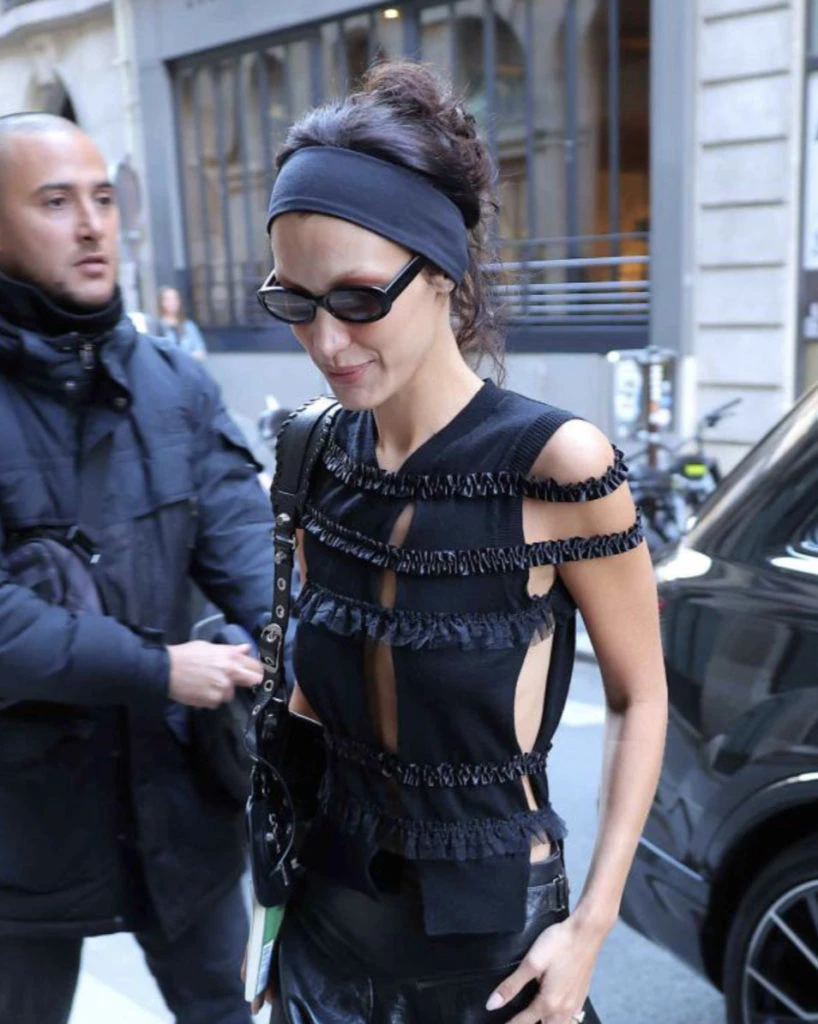 Bella Hadid es fanática de las vinchas de algodón. Foto: Instagram.