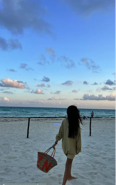 Zaira Nara pasea por las playas de Cancún con un exclusivo bolso personalizado