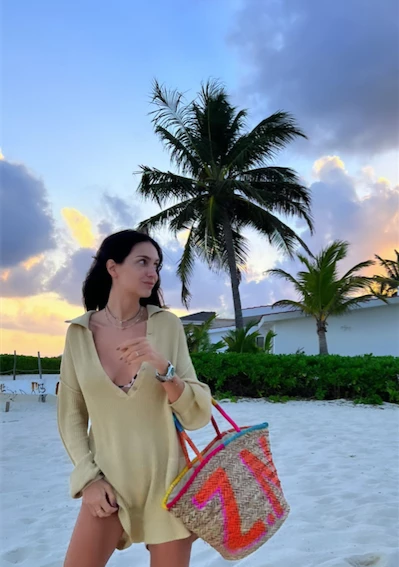 Zaira Nara pasea por las playas de Cancún con un exclusivo bolso personalizado