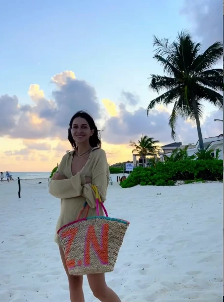 Zaira Nara pasea por las playas de Cancún con un exclusivo bolso personalizado