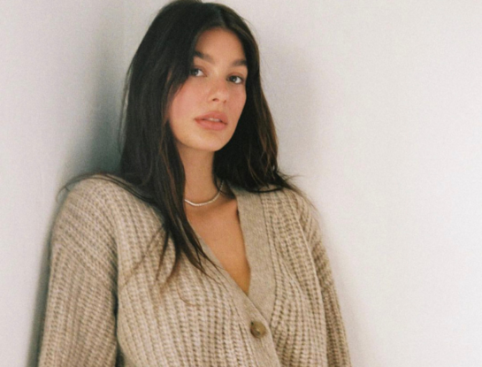 Así es el look preppy de Camila Morrone en Londres 