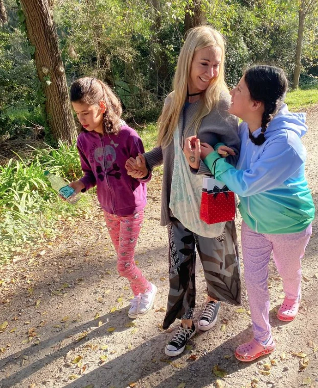 Inés Estévez junto a sus hijas Vida y Cielo