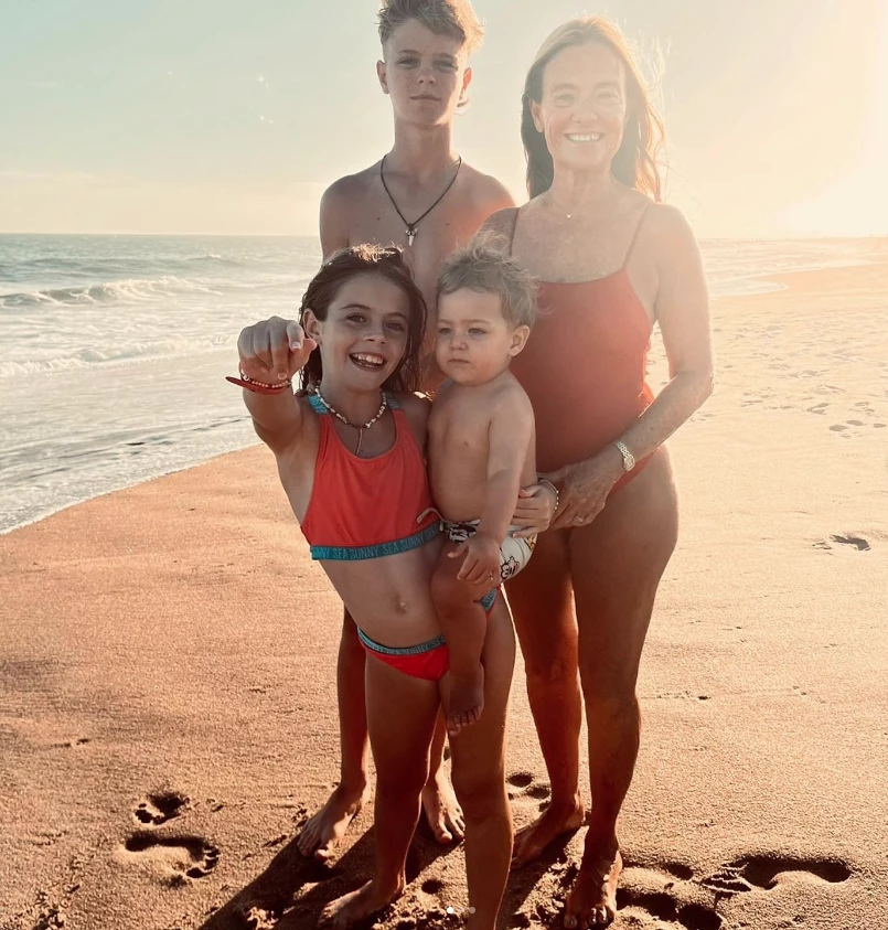 María Eugenia con nietos