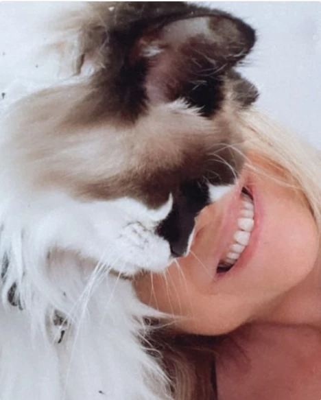 araceli gonzález con su gatita