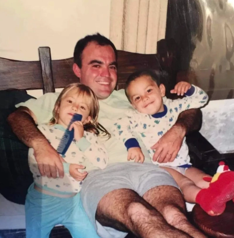 Santiago Urrutia con su papá y su hermana