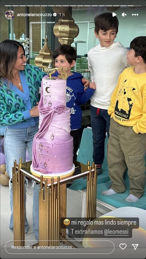 Antonela Roccuzzo con Tiago, Mateo y Ciro Messi