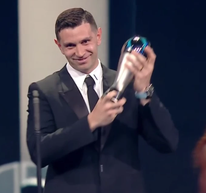 Dibu Martinez mejor arquero 2023 en The Best