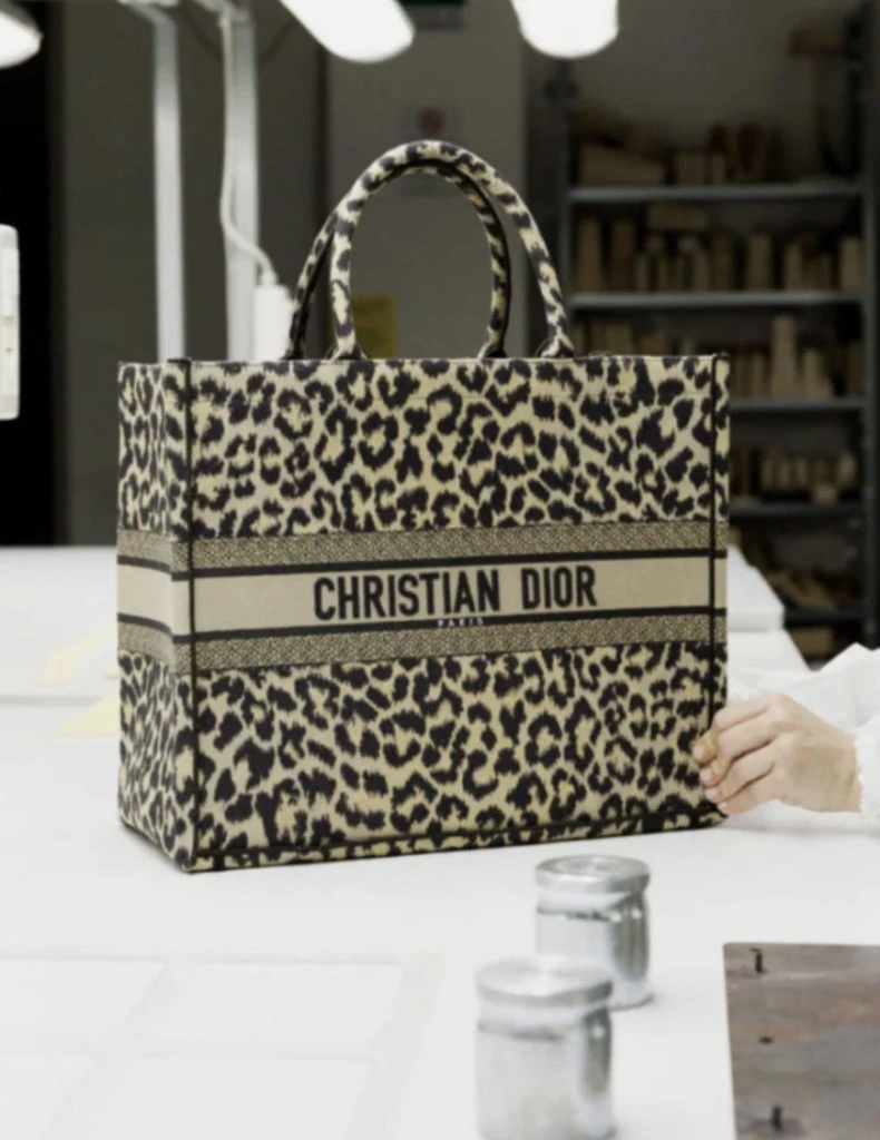 Dior y una de sus carteras más icónicas. Foto: Instagram.