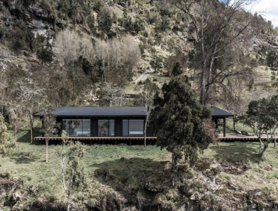 Casa del lago: un refugio con vistas soñadas y la madera como protagonista