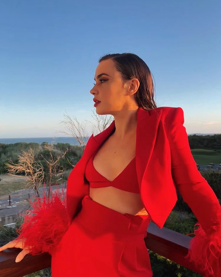 Celeste Cid cautivó a todos con su look total red