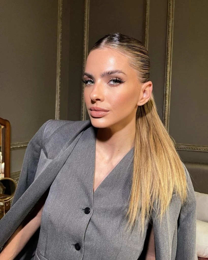 China Suárez con su look sastrero en color gris