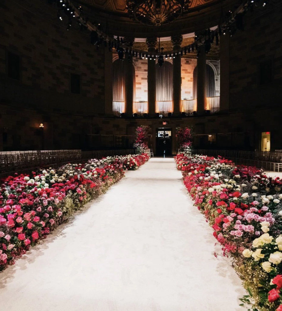 Christian Siriano y su jardín de flores sobre la pasarela. Foto: Instagram.