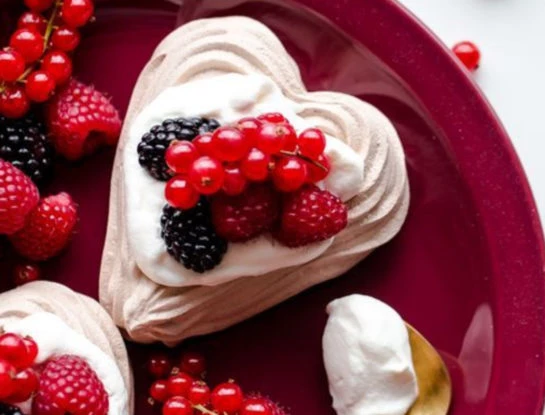 Cómo hacer mini pavlovas de corazón (el postre perfecto para una cita romántica)