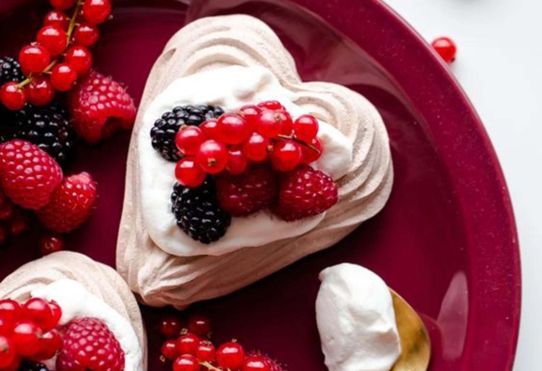 Cómo hacer mini pavlovas de corazón (un postre perfecto para una cita romántica)