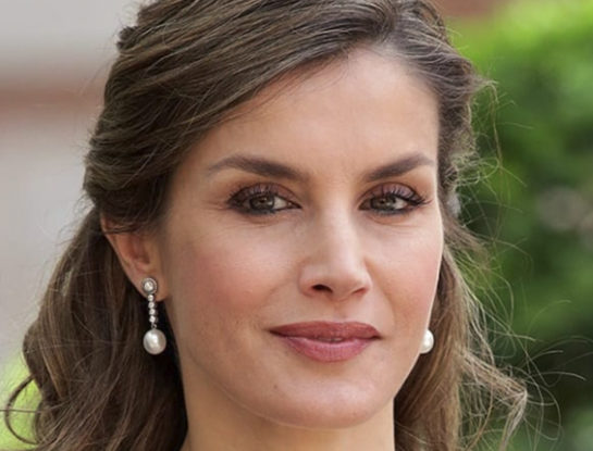 Letizia Ortiz instala la pollera midi como un básico del guardarropas