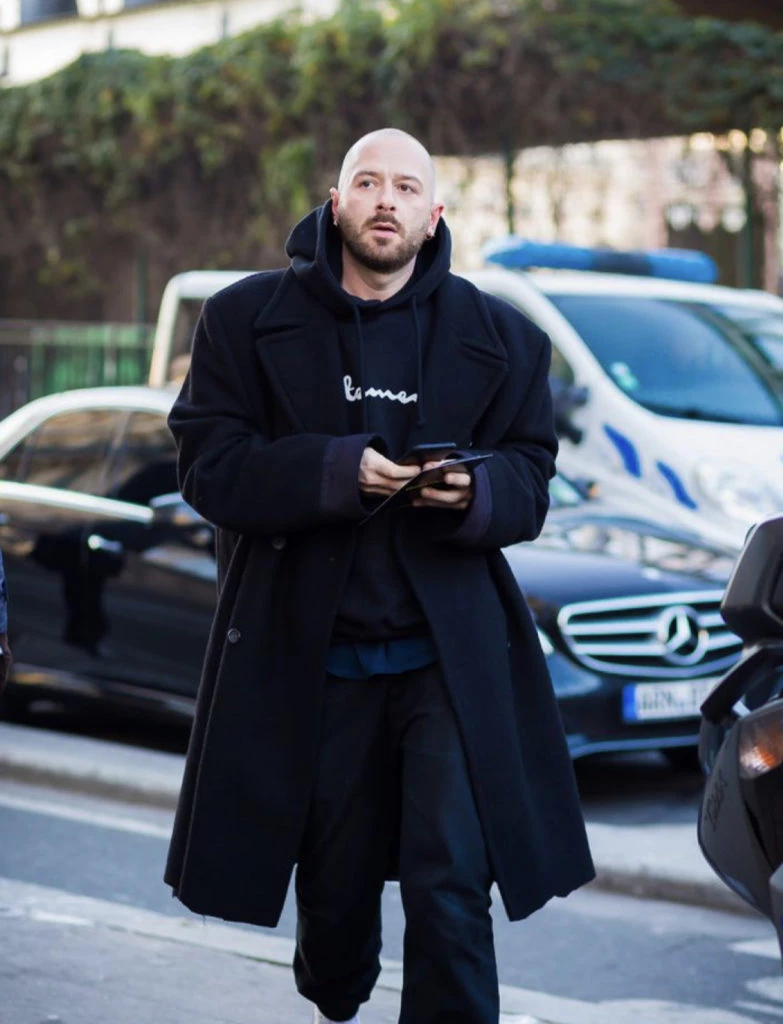 Demna Gvasalia caminando por las calles de París