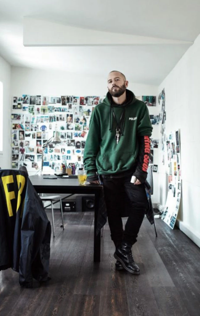 Demna Gvasalia en su oficina de Balenciaga