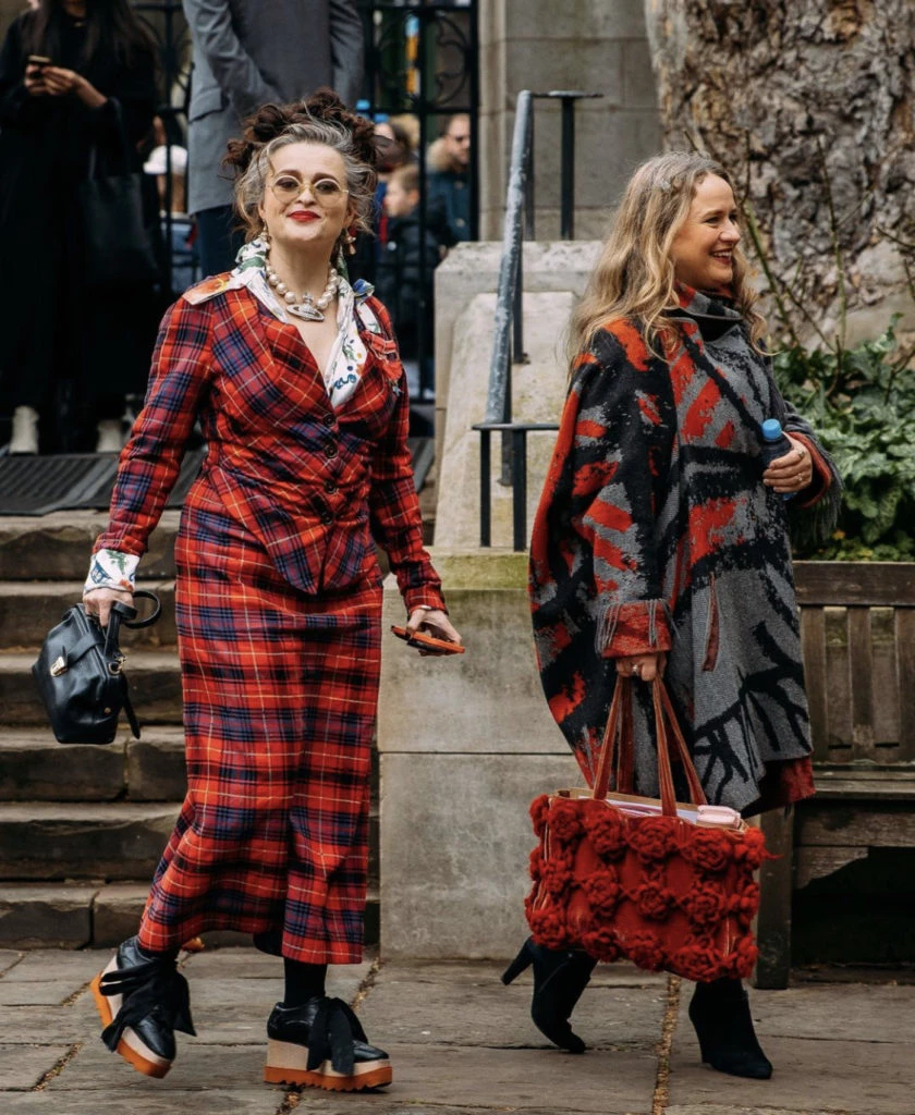 Helena Bonham Carter y un look total monocromático. Foto: Instagram.