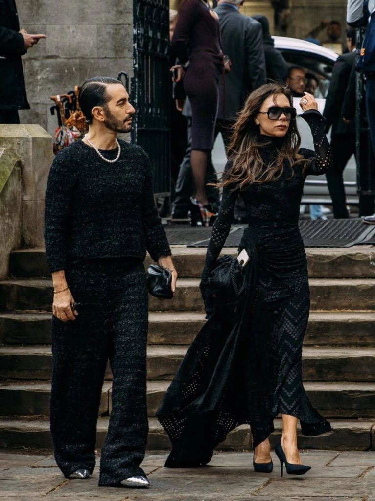 Marc Jacobs y Victoria Beckham de negro total. Foto: Instagram.