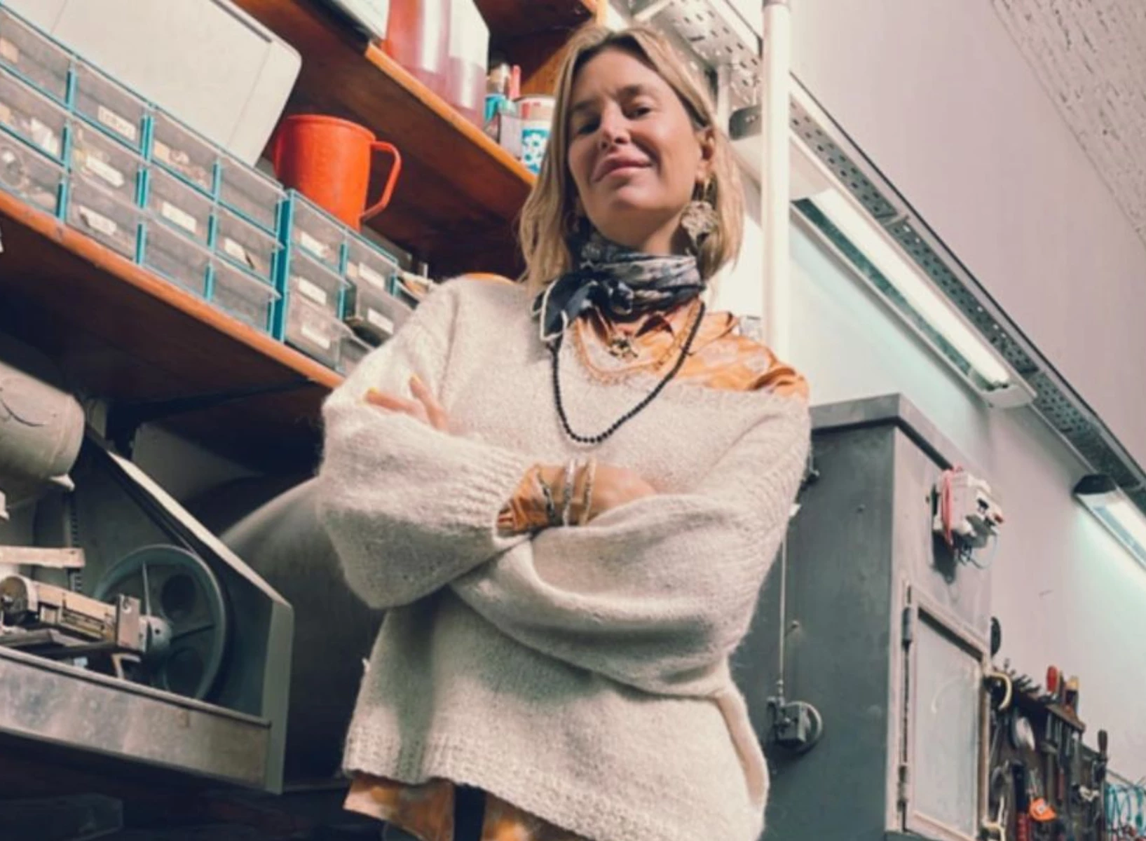 Dolores Barreiro muestra cómo sumar accesorios a un outfit con suéter