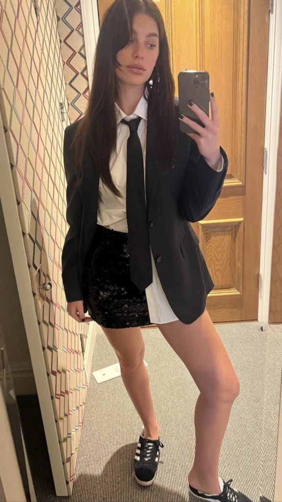 El look preppy de Camila Morrone en Londres