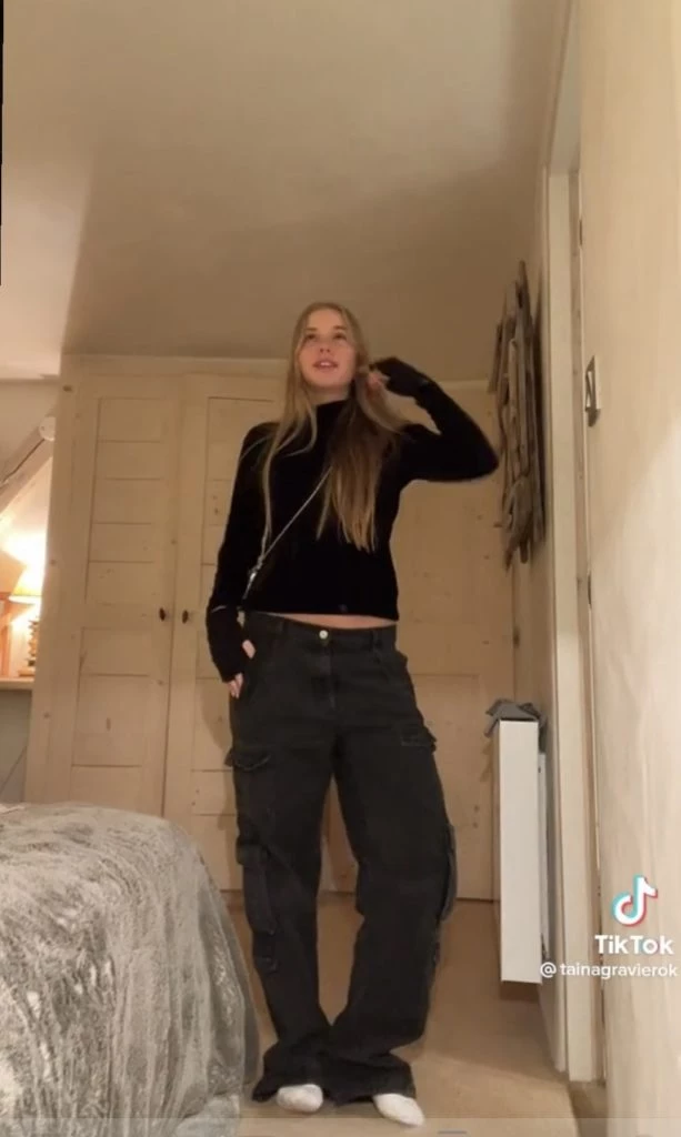 El look total black de Taína Gravier. Foto: TikTok.