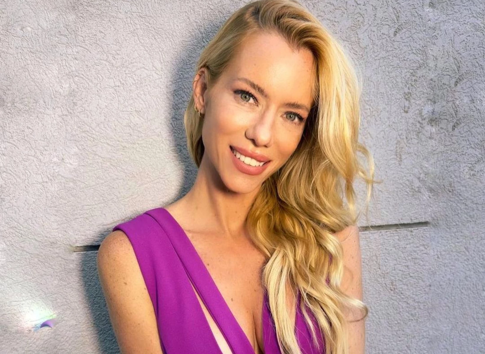 El look violeta de Nicole Neumann que es perfecto para un cocktail