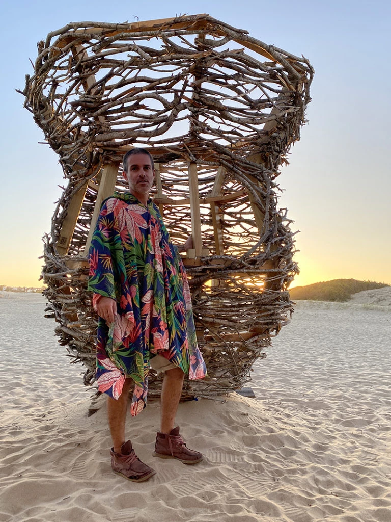 Mate de Franco Beverati es una instalación de madera reciclada que rinde tributo a la tradicional infusión del Río de la Plata.