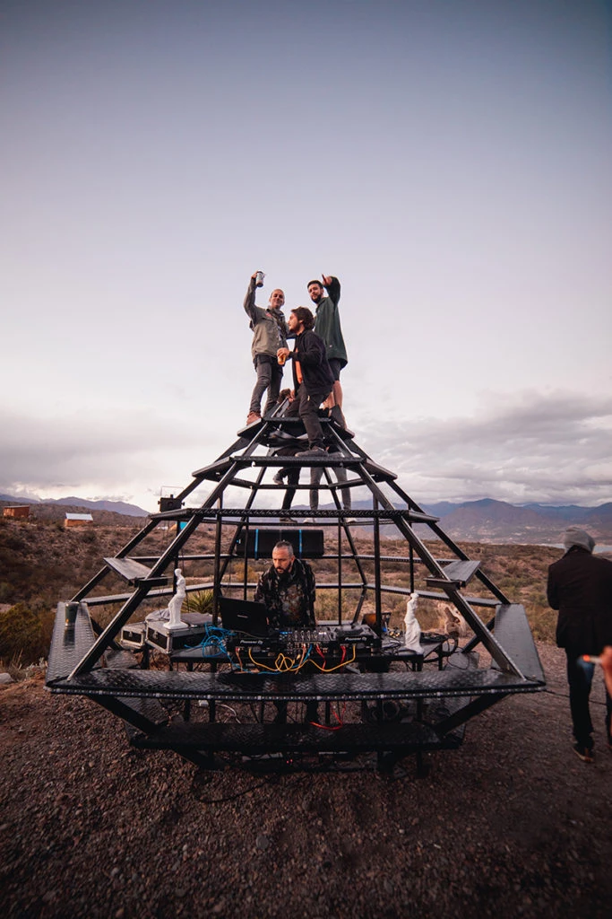  La Joya de Franco Beverati es una cabina de deejay basada en un diamante invertido.