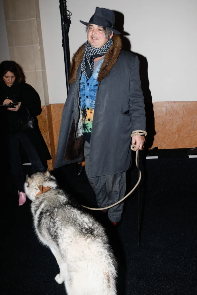 Pete Doherty y su perro en el desfile de Celine. Foto: Fotonoticias.