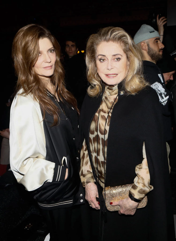 Catherine Deneuve y su hija Chiara Mastroianni en el desfile de Celine. Foto: Fotonoticias.