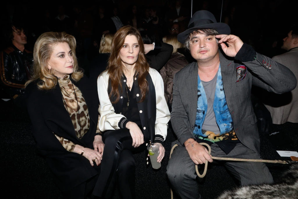 Catherine Deneuve y su hija Chiara Mastroianni con Pete Doherty en el desfile de Celine. Foto: Fotonoticias.