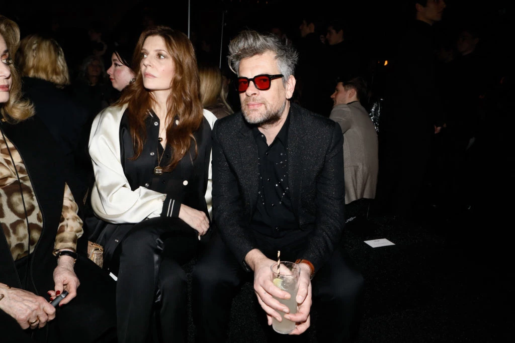 Chiara Mastroiannin y Benjamin Biolay en el desfile de Celine. Foto: Fotonoticias.