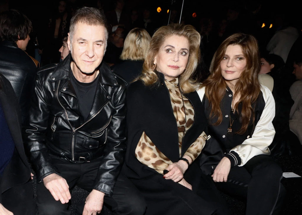 Etienne Daho, Catherine Deneuve y su hija Chiara Mastroianni en el desfile de Celine. Foto: Fotonoticias.