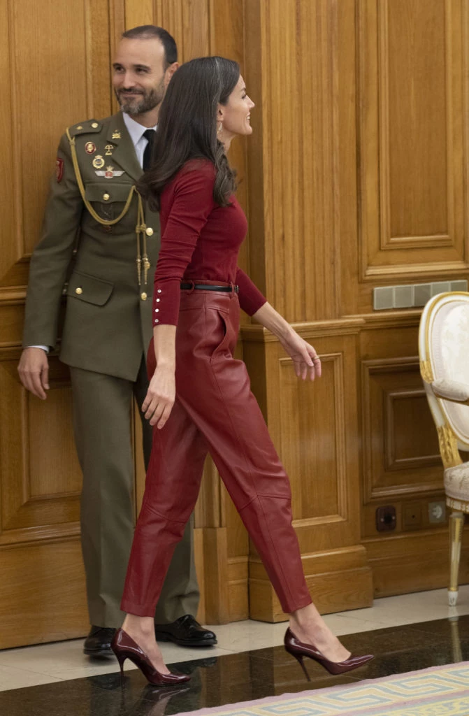 La reina Letizia con un look minimalista en Madrid. Foto: Fotonoticias.