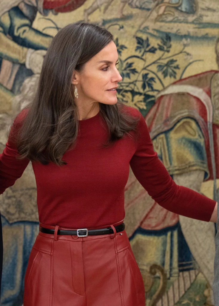 La reina Letizia con un look minimalista en Madrid. Foto: Fotonoticias.