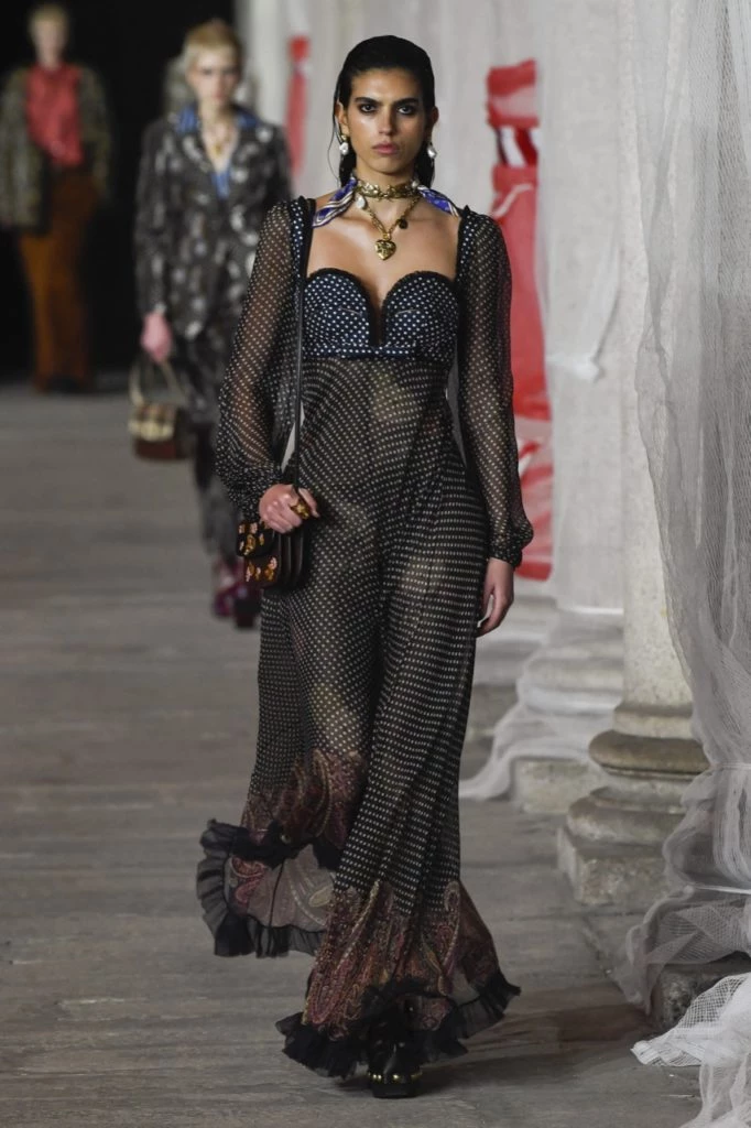 Desfile Etro, otoño invierno 2023/24 en Milán Fashion Week.